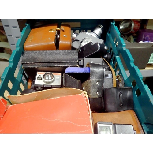 1010 - Box of mixed vintage camera's, video camera's and accessories. Not available for in-house P&P