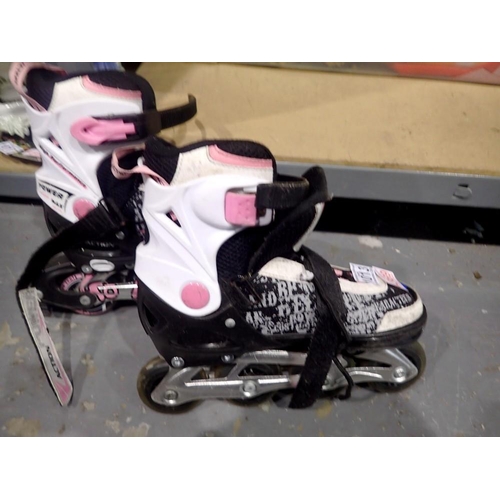 1013 - Pair of size 6 High Performance, roller blades. Not available for in-house P&P