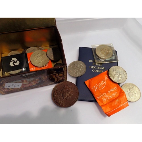 1046 - Kemps biscuit box, containing mixed coinage, including a 1951 crown and a bronze medallion. UK P&P G... 