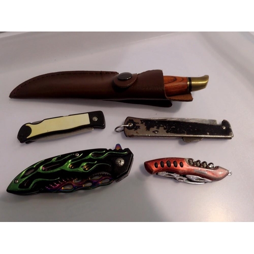 1050 - Five mixed folding knives and a sheath knife. UK P&P Group 1 (£16+VAT for the first lot and £2+VAT f... 