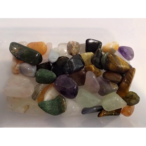 1054 - Collection of polished gemstones and minerals. UK P&P Group 1 (£16+VAT for the first lot and £2+VAT ... 