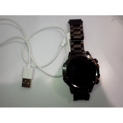 1063 - Gents smart wristwatch, on metal strap, with charge lead, fully working at lotting up. UK P&P Group ... 