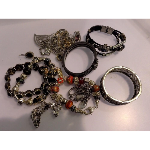 1071 - Small collection of costume jewellery, including silver. UK P&P Group 1 (£16+VAT for the first lot a... 