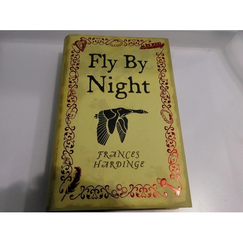 1087 - Signed first edition hardback Fly By Night by Frances Hardinge. UK P&P Group 1 (£16+VAT for the firs... 