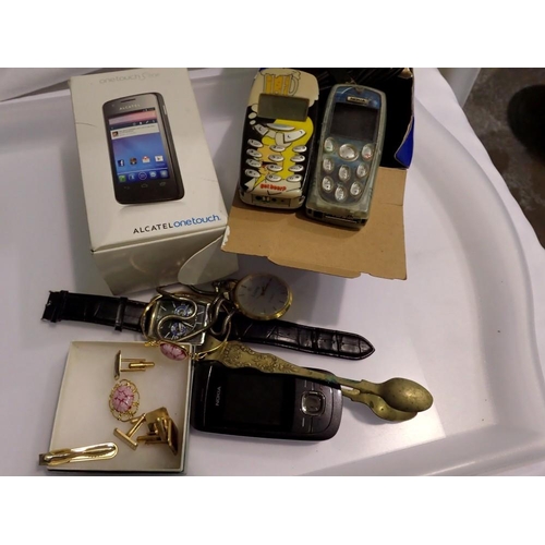 1089 - Mobile phones and mixed collectables. UK P&P Group 1 (£16+VAT for the first lot and £2+VAT for subse... 