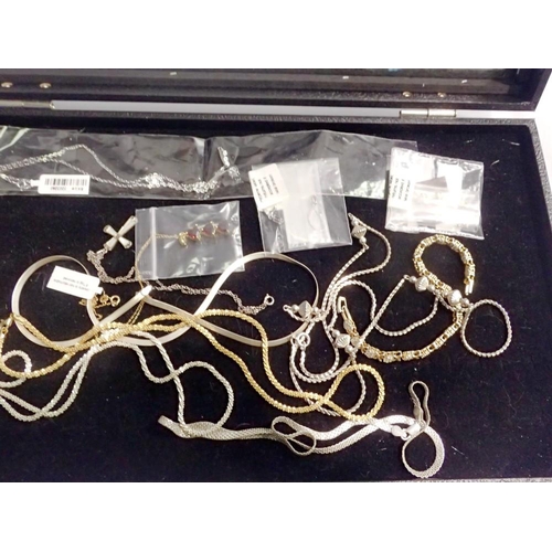 1091 - Case of mixed silver bracelets, mostly unworn. UK P&P Group 2 (£20+VAT for the first lot and £4+VAT ... 