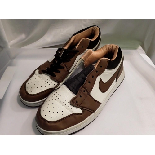 1092 - Pair of Nike Air Jordans, size 6. UK P&P Group 2 (£20+VAT for the first lot and £4+VAT for subsequen... 