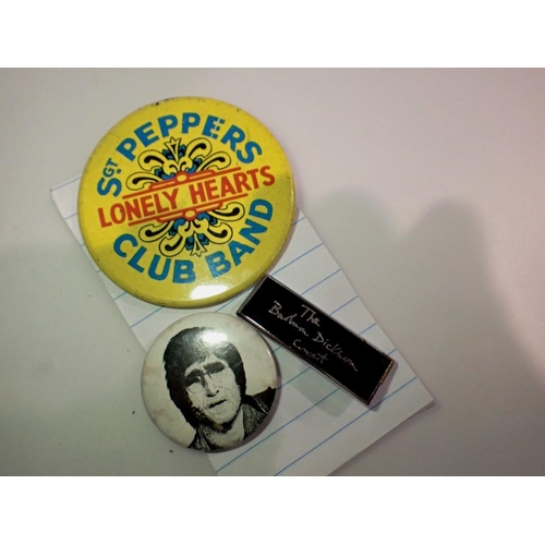 1098 - Sergeant Pepper Lonely Hearts badge, John Lennon badge and a Barbara Dickson badge. UK P&P Group 1 (... 