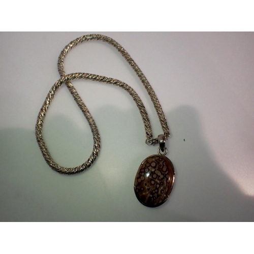 1117 - Silver mounted agate pendant on a silver chain, 45g. UK P&P Group 1 (£16+VAT for the first lot and £... 