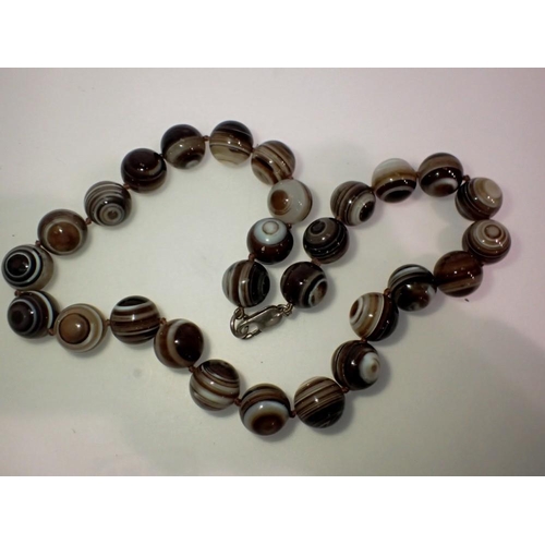 1120 - Agate ball necklace, with a silver clasp. UK P&P Group 1 (£16+VAT for the first lot and £2+VAT for s... 