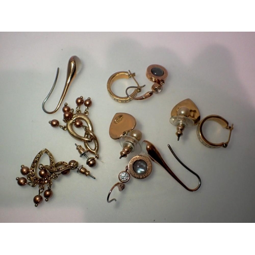 1121 - Five pairs of designer earrings, including Michael Kors and Skagen. UK P&P Group 1 (£16+VAT for the ... 