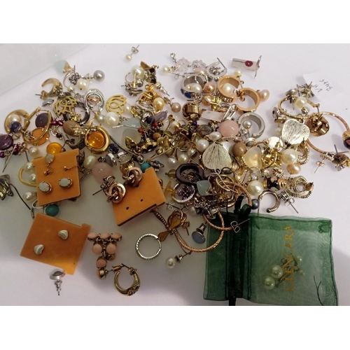 1122 - Box of mixed silver earrings. UK P&P Group 1 (£16+VAT for the first lot and £2+VAT for subsequent lo... 