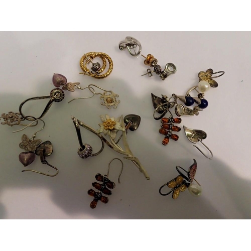 1123 - Box of mixed silver earrings. UK P&P Group 1 (£16+VAT for the first lot and £2+VAT for subsequent lo... 