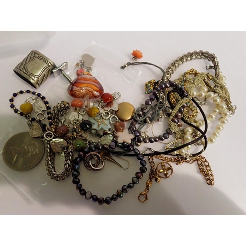 1124 - Mixed costume jewellery, including silver. UK P&P Group 1 (£16+VAT for the first lot and £2+VAT for ... 