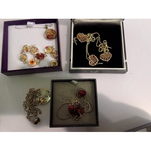 1125 - Mixed boxed, silver costume jewellery. UK P&P Group 1 (£16+VAT for the first lot and £2+VAT for subs... 