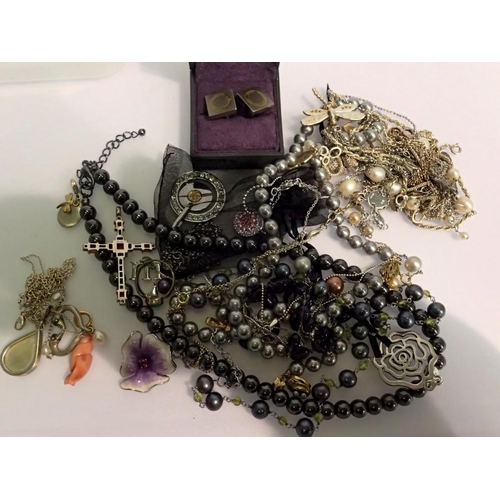 1126 - Mixed costume jewellery, including silver. UK P&P Group 1 (£16+VAT for the first lot and £2+VAT for ... 