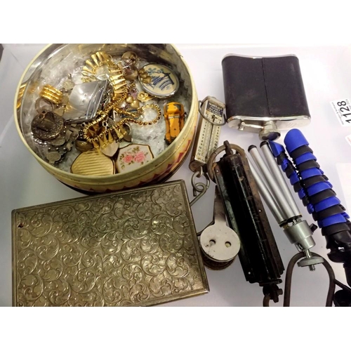 1128 - Tray of mixed metal items to include jewellery, lighter, hip flasks. UK P&P Group 2 (£20+VAT for the... 