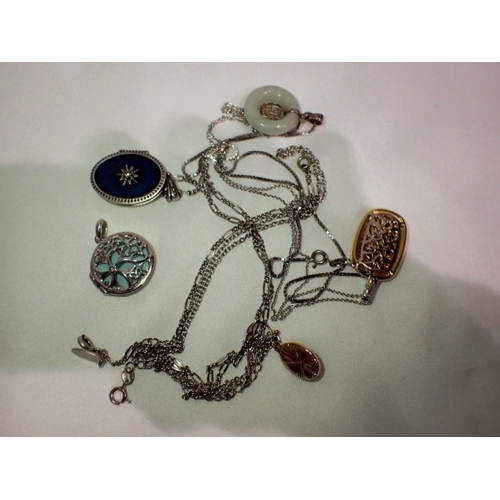 1135 - Mixed silver pendants and chains. UK P&P Group 1 (£16+VAT for the first lot and £2+VAT for subsequen... 