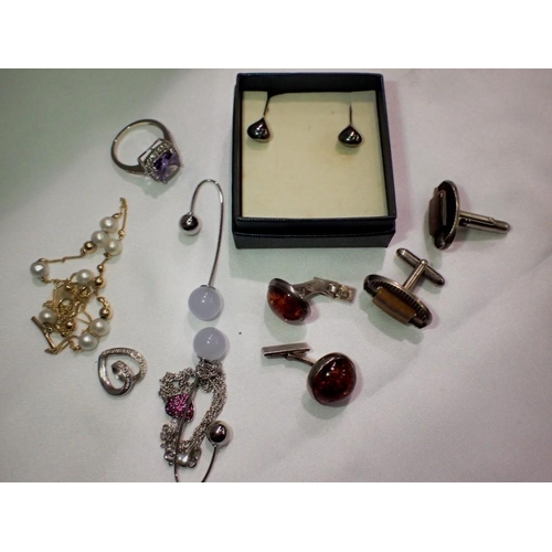 1159 - Mixed jewellery, including silver. UK P&P Group 1 (£16+VAT for the first lot and £2+VAT for subseque... 