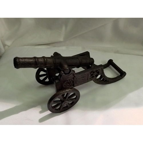 1168 - Cast iron desk cannon, L: 22 cm. UK P&P Group 2 (£20+VAT for the first lot and £4+VAT for subsequent... 