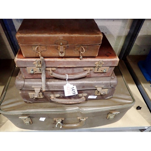 1419 - Four items of vintage luggage, including a small leather case with initials LT. Not available for in... 