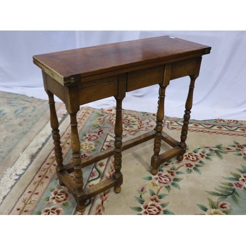 2183 - 20th century oak Bachelors writing desk with fold over top and fitted interior, 84 x 66 x 74 cm H (o... 