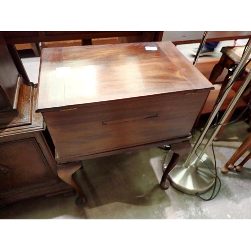 1626 - Mahogany cabriolet leg sewing box with sewing contents, 46 x 62 cm H. Not available for in-house P&P