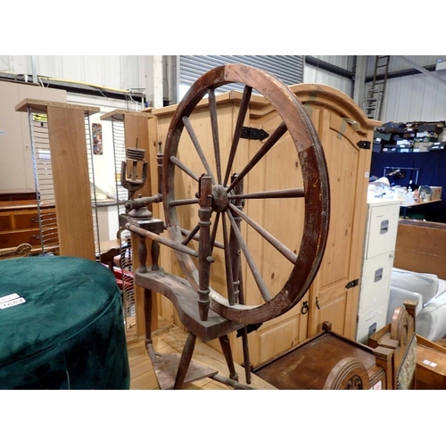 1683 - Full size wooden spinning wheel. Not available for in-house P&P