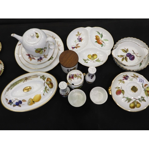 225 - 15 pieces of Royal Worcester tea and dinner ware in the Evesham pattern. Not available for in-house ... 