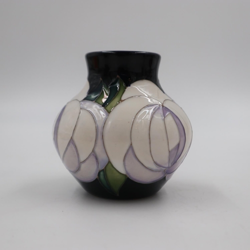 247 - Moorcroft White Rose vase, H: 7cm. UK P&P Group 1 (£16+VAT for the first lot and £2+VAT for subseque... 