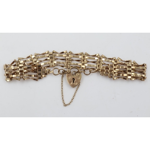 25 - 9ct gold gate link bracelet with heart padlock clasp, 6.0g. UK P&P Group 0 (£6+VAT for the first lot... 