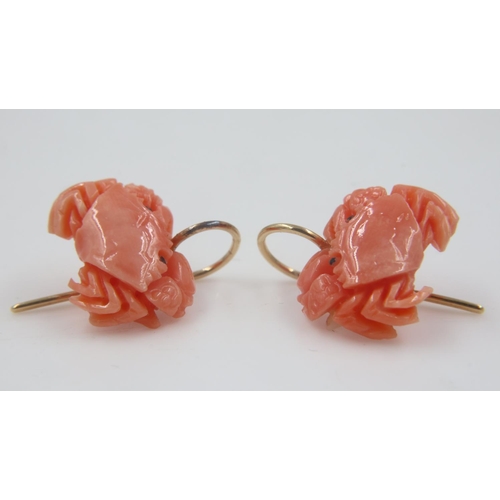 47 - 9ct gold, carved coral crab earrings, D: 20 mm. UK P&P Group 0 (£6+VAT for the first lot and £1+VAT ... 