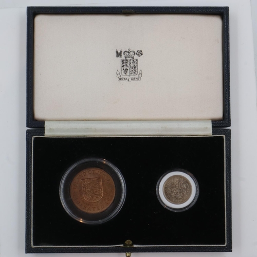 174 - A Jersey 1/12th Shilling 1945 uncirculated and a 1967 sixpence uncirculated, boxed. UK P&P Group 1 (... 