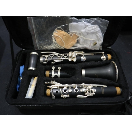 202 - Elkhart 100CL clarinet in a fitted case. UK P&P Group 3 (£30+VAT for the first lot and £8+VAT for su... 