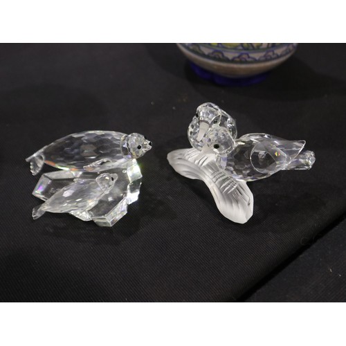 282 - Swarovski crystal figures of a seal and pup and a pair of birds on a branch, height of tallest 8cm (... 