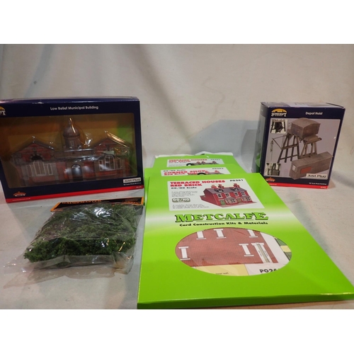 2046 - OO scale accessories, Bachmann low relief Municipal building, and depot hoist, plus three Metcalf ca... 