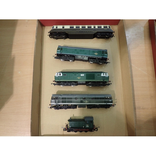 2048 - Five assorted OO scale diesel locomotives including Railcar, CL31, Hymak and others, mostly very goo... 