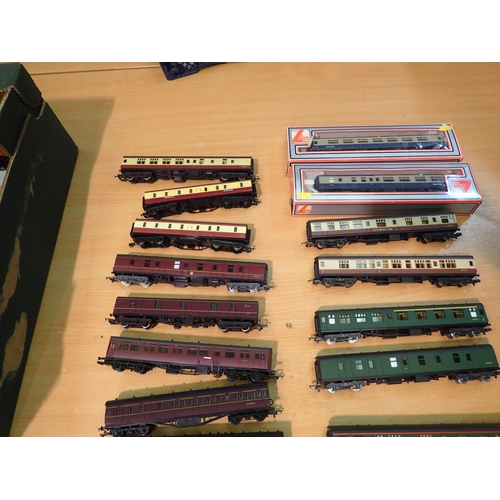 2055 - Fifteen OO scale coaches, maroon, green, blood/custard, blue/grey, mostly very good to excellent con... 