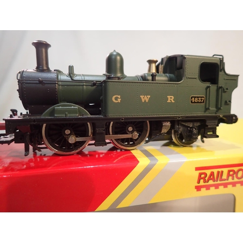 2074 - OO scale Hornby R3589, class 14XX, GWR green, 4837, excellent condition, storage wear to box. UK P&P... 