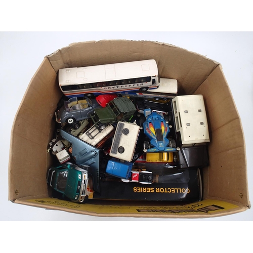 2098 - Large quantity of miscellaneous diecast models, boxed and unboxed, to include Dinky Toys and Bburago... 