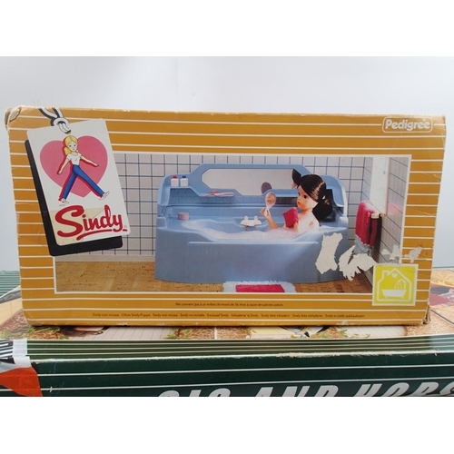 2100 - Three boxed Sindy items, Gig and Horse, Swimming Pool, and Bath, items are in excellent condition wi... 