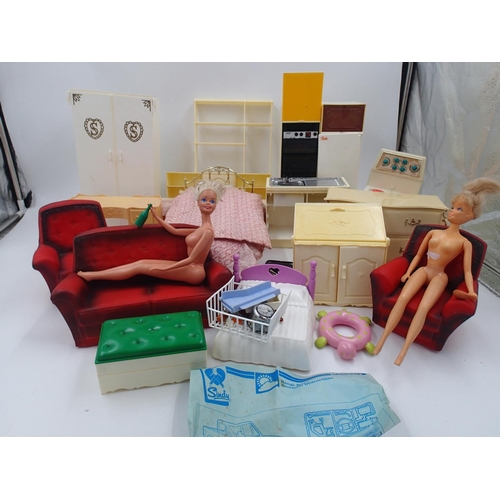 2101 - Large quantity of Sindy items, a Barbie and an unbranded doll, items are in playworn to very good co... 