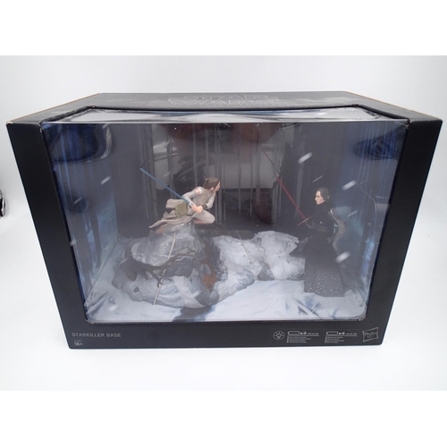 2107 - Boxed and sealed Starkiller base, Ray and Kylo Ren, box in very good condition. UK P&P Group 2 (£20+... 