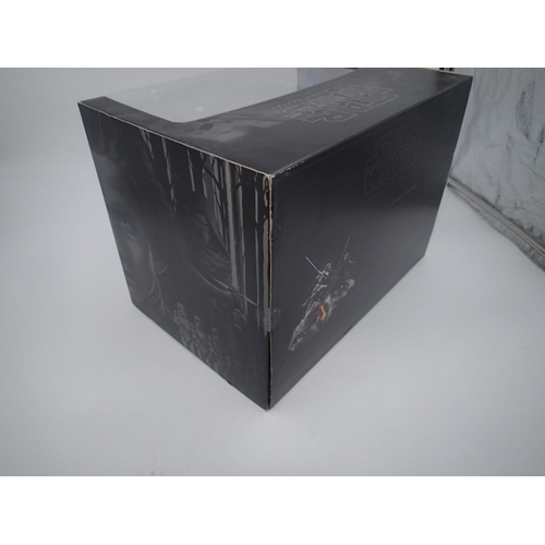 2107 - Boxed and sealed Starkiller base, Ray and Kylo Ren, box in very good condition. UK P&P Group 2 (£20+... 