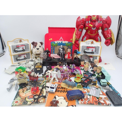 2118 - Forty boxed and unboxed mixed toys to include 1980s collectable Ronald McDonald toys, Corgi Spidey-C... 