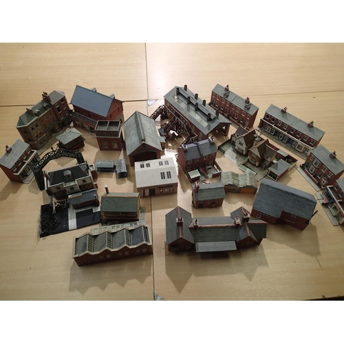 2227 - OO scale selection of card built buildings, mostly brick built, including railway related, houses, s... 