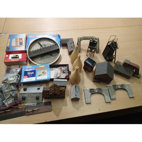 2229 - OO scale selection of accessories and mostly resin buildings including Peco turntable with motorisin... 