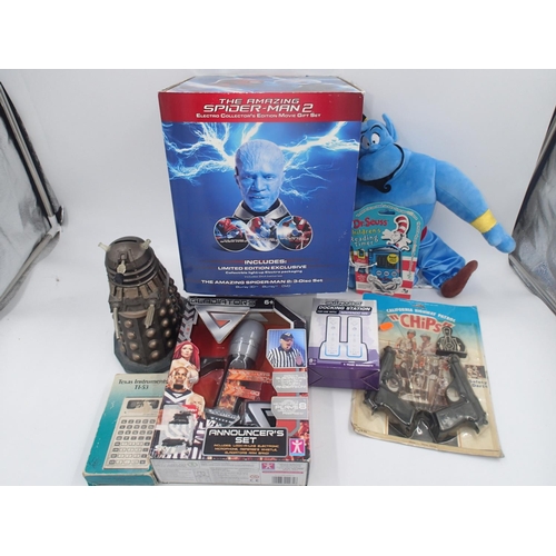 2249 - The Amazing Spiderman 2 electro collectors edition movie gift set, Gladiators announcers set and oth... 