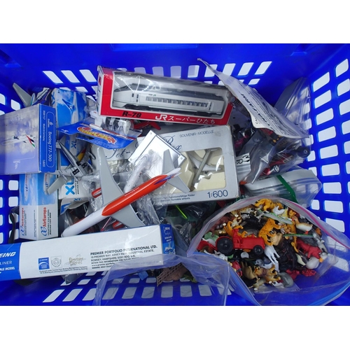 2250 - Large quantity of mostly unboxed diecast models, farm figures and planes. UK P&P Group 3 (£30+VAT fo... 