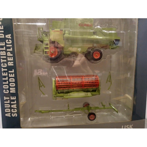 2022 - USK Models 1/32 scale Claas Dominator 85, combine harvester set, as new, boxed. UK P&P Group 2 (£20+... 